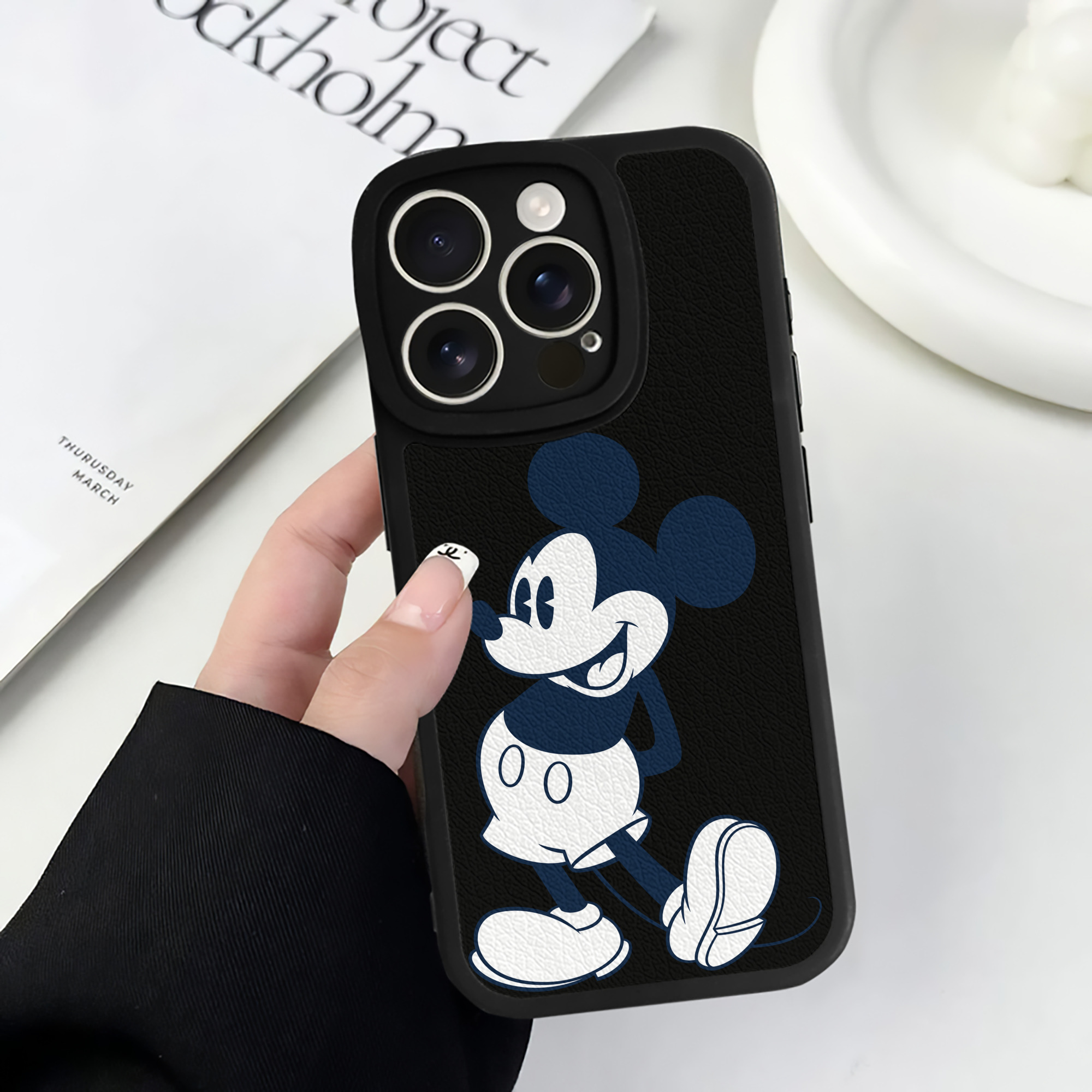 （画像用） ミッキーマウス Mickey Mouse 【iPhone 16シリーズ対応】シリコンスマホケース（レザー調） 材質：シリコン